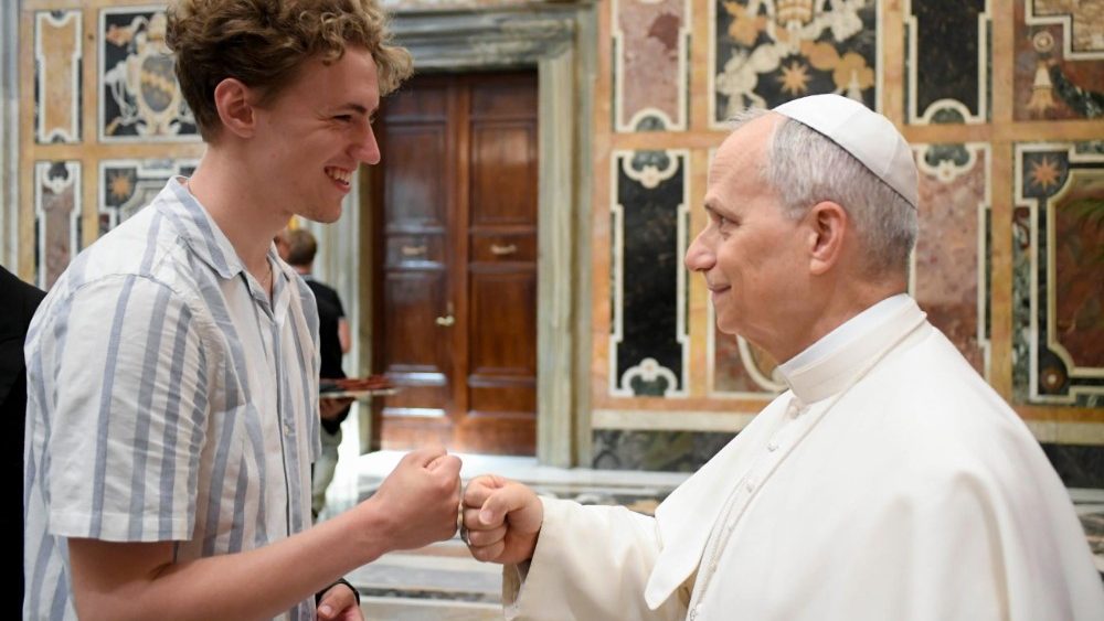 Papa Leão XIV cumprimenta jovens peregrinos durante audiência em Roma, destacando que Deus fala no coração.