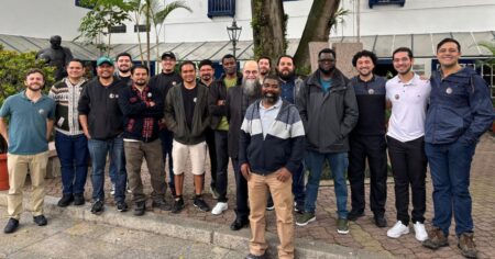 Grupo de estudantes jesuítas reunidos no Pateo do Collegio durante experiência de inserção sociocultural em SP