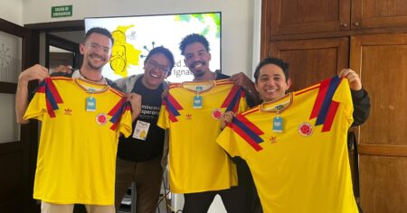 Burnier representa MAGIS Brasil no EncarNación na Colômbia Representantes do MAGIS Burnier recebem camisas da seleção colombiana como gesto de integração durante o EncarNación na Colômbia