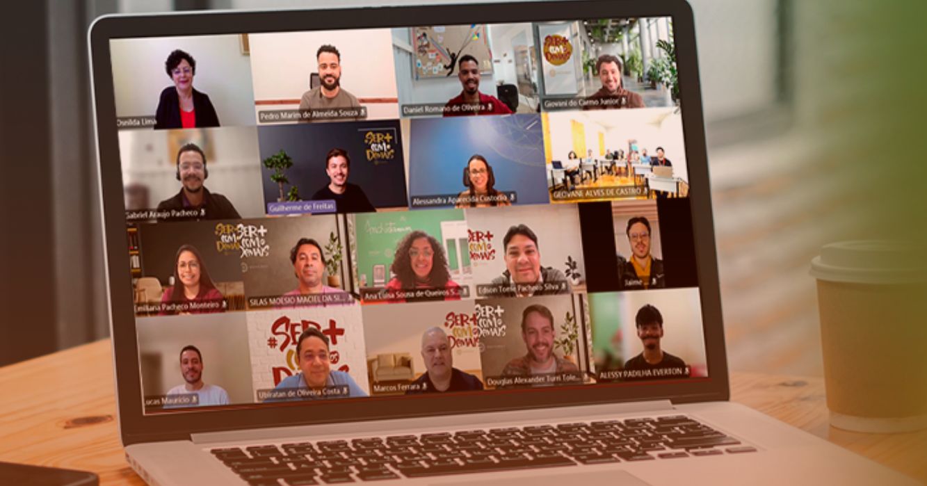 Colaboradores dos Centros MAGIS em encontro online sobre missão digital e comunicação pastoral