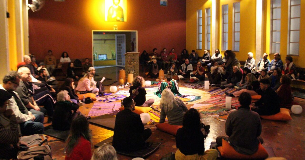 Comunidades em oração durante vigília inter-religiosa pela paz desarmada em São Paulo