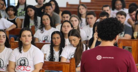 Encontro Jovens e Missão nas CEBs inspira protagonismo juvenil Jovens participam do Encontro Jovens e Missão em Iconha com oficinas e espiritualidade