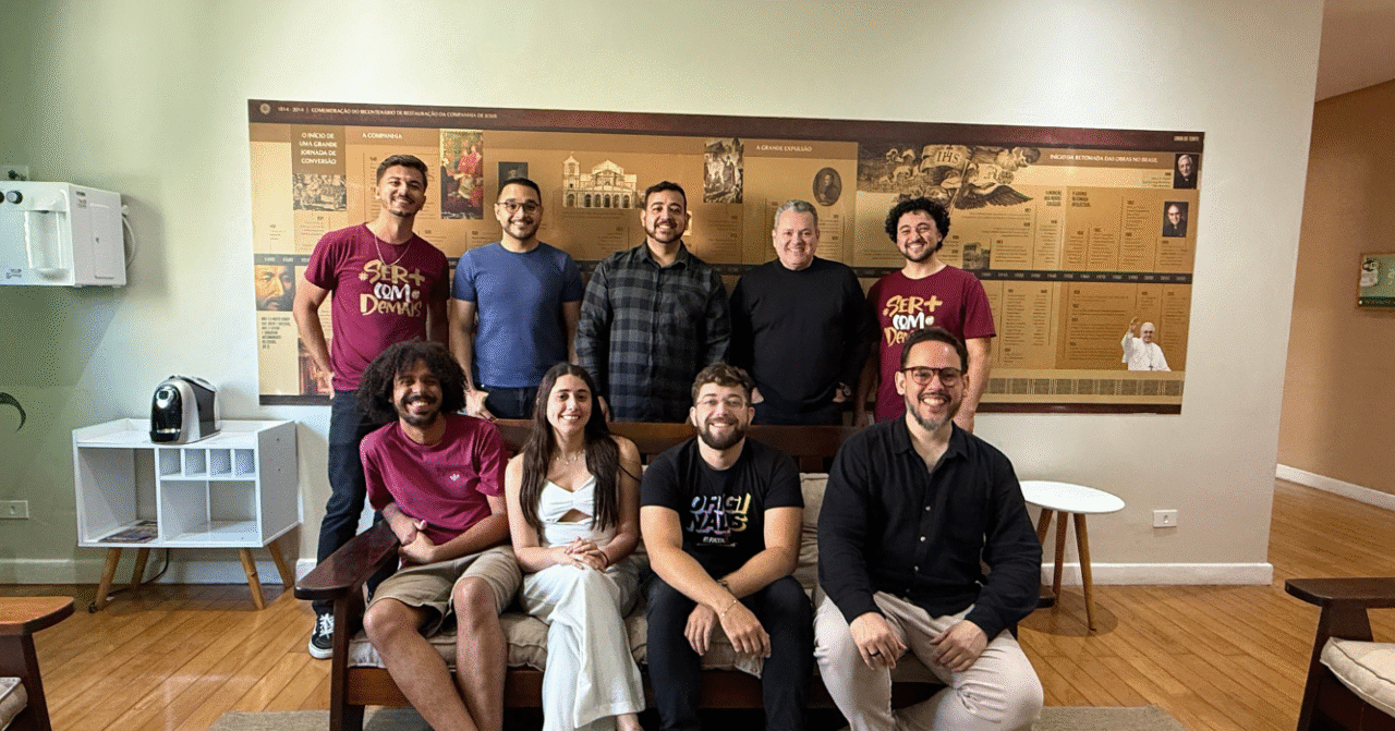 Integrantes do GT de Comunicação da Rede MAGIS Brasil durante encontro em São Paulo para atualização do Manual de Identidade