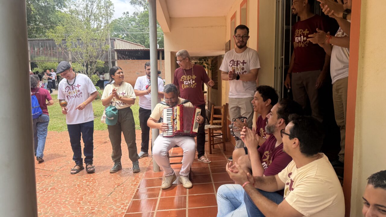 Peregrinos em momento de convivência durante a tarde de domingo