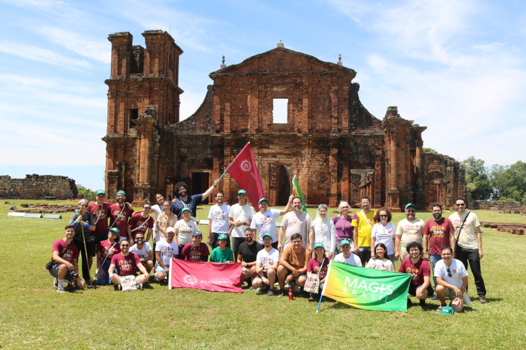Peregrinação Jubilar nas Ruínas de São Miguel com jovens e jesuítas em caminhada espiritual