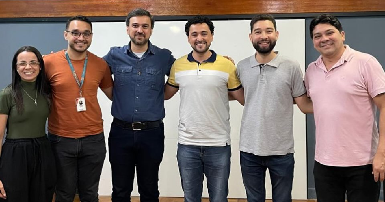 Foto de arquivo de 2024 mostrando o Provincial eleito, Pe. Francys Silvestrini Adão, SJ, com a equipe do Anchietanum;