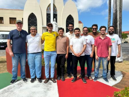 Jovens admitidos ao Noviciado Jesuíta no Brasil reunidos em momento formativo
