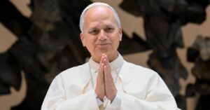 Papa Leão XIV durante a Audiência Geral na Sala Paulo VI com fiéis e peregrinos