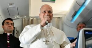 Papa Leão XIV concede entrevista durante voo ao comentar Páscoa e paz diante das tensões globais