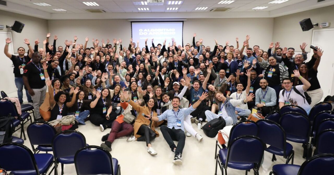 Participantes da oficina "O Algoritmo do Anúncio", conduzida por Guilherme Freitas durante o 9º Encontro Nacional da Pascom, reunidos ao final da atividade sobre inteligência artificial e humanização da evangelização, em Aparecida (SP).