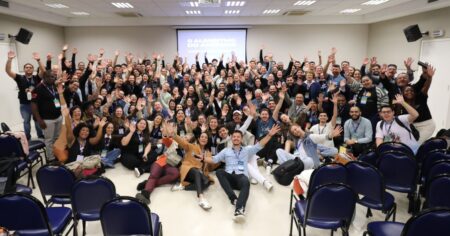 Participantes da oficina "O Algoritmo do Anúncio", conduzida por Guilherme Freitas durante o 9º Encontro Nacional da Pascom, reunidos ao final da atividade sobre inteligência artificial e humanização da evangelização, em Aparecida (SP).