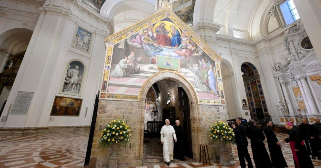 Papa Leão XIV durante visita a Assis, em novembro de 2025, em imagem divulgada pelo Vatican Media.