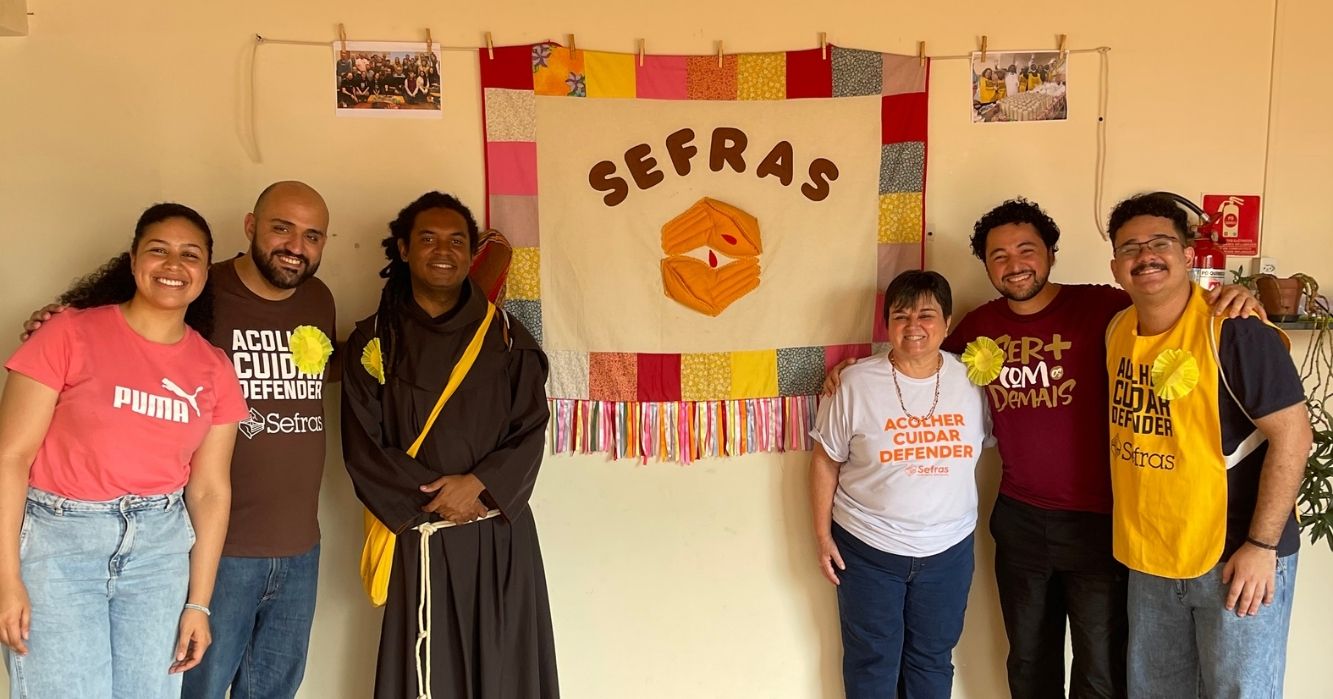 Participantes do encontro de voluntariado SEFRAS reunidos na Casa de Clara, em São Paulo, durante celebração do Dia Nacional do Voluntariado