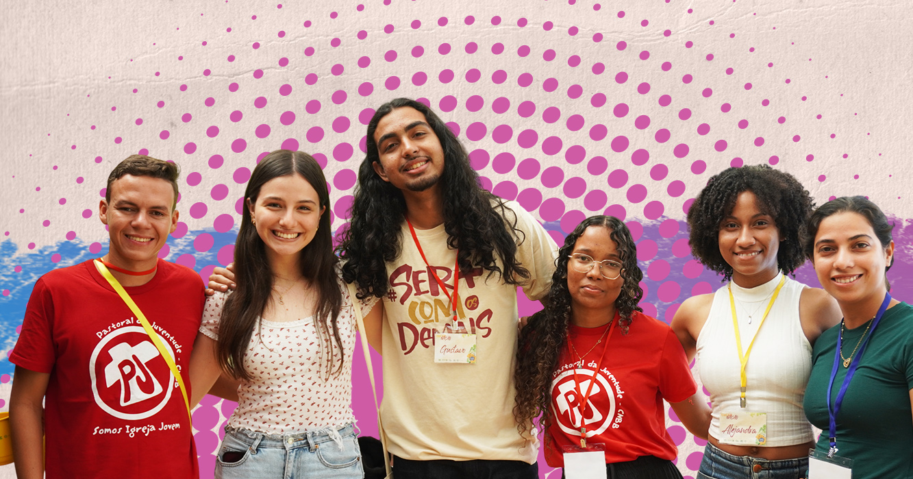 Grupo de seis jovens reunidos e sorrindo diante de um fundo gráfico em tons de rosa, azul e roxo. Alguns usam camisetas da Pastoral da Juventude e crachás de identificação.