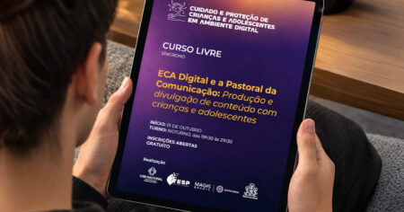 Pessoa segura um tablet que exibe a divulgação do curso on-line “ECA Digital e a Pastoral da Comunicação”, voltado à produção e divulgação de conteúdos com crianças e adolescentes. Na tela aparecem informações sobre a formação gratuita, com início em 1º de outubro e realização de instituições parceiras.