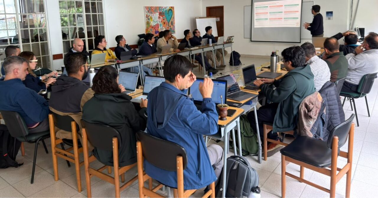 Pe. Edson Tomé, SJ, participa de reunião sobre juventudes e vocações promovida pela CPAL em Bogotá