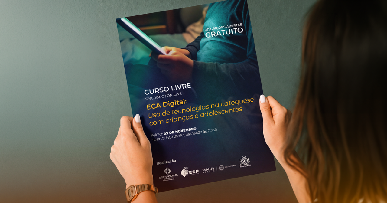 ECA Digital na catequese é tema de curso gratuito Pessoa segurando um cartaz de divulgação do curso livre e gratuito “ECA Digital: Uso de tecnologias na catequese com crianças e adolescentes”, oferecido na modalidade on-line, com início em 3 de novembro e aulas noturnas das 19h30 às 21h30. O material apresenta os logotipos das instituições realizadoras.